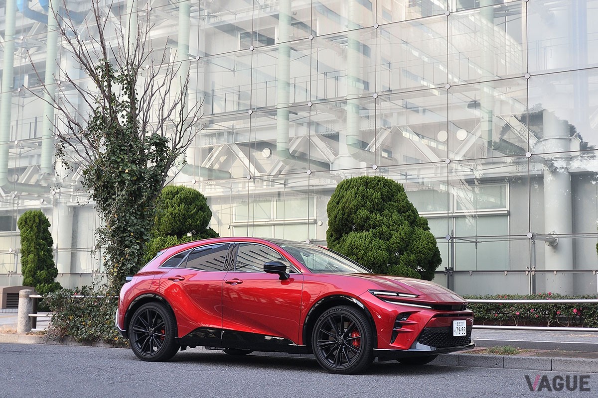 トヨタ「クラウン・スポーツ」のPHEV仕様「RS」グレードは、圧倒的な加速を味わえるスポーティモデル