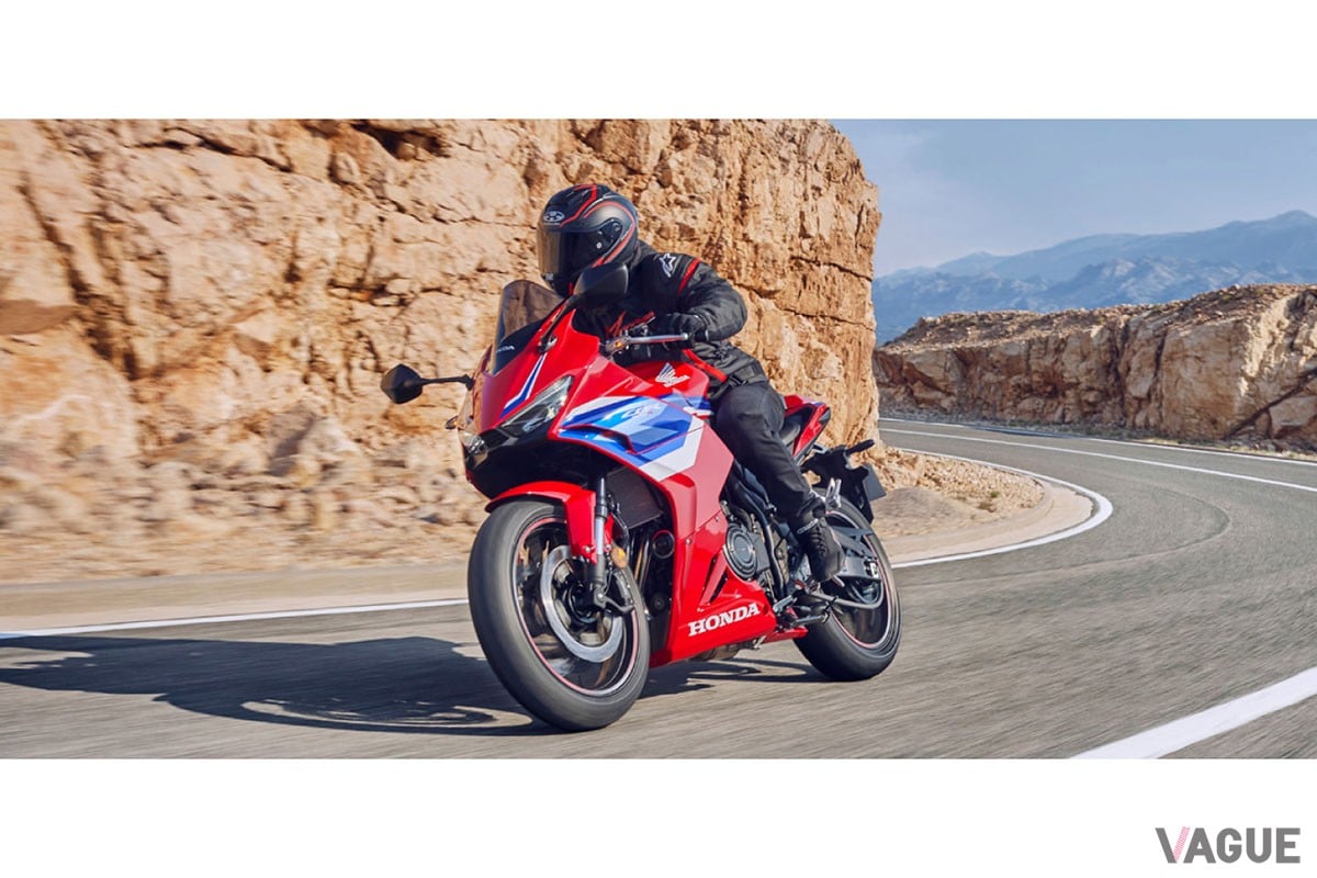 新形状のカウル、ヘッドライト、テールランプなどを採用してルックスを一新したホンダ新型「CBR400R」