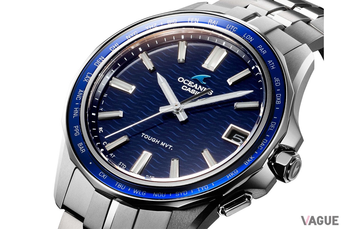 文字板とベゼル上部のサファイアガラスリングの色味を揃えることで、エレガントな仕上がりに