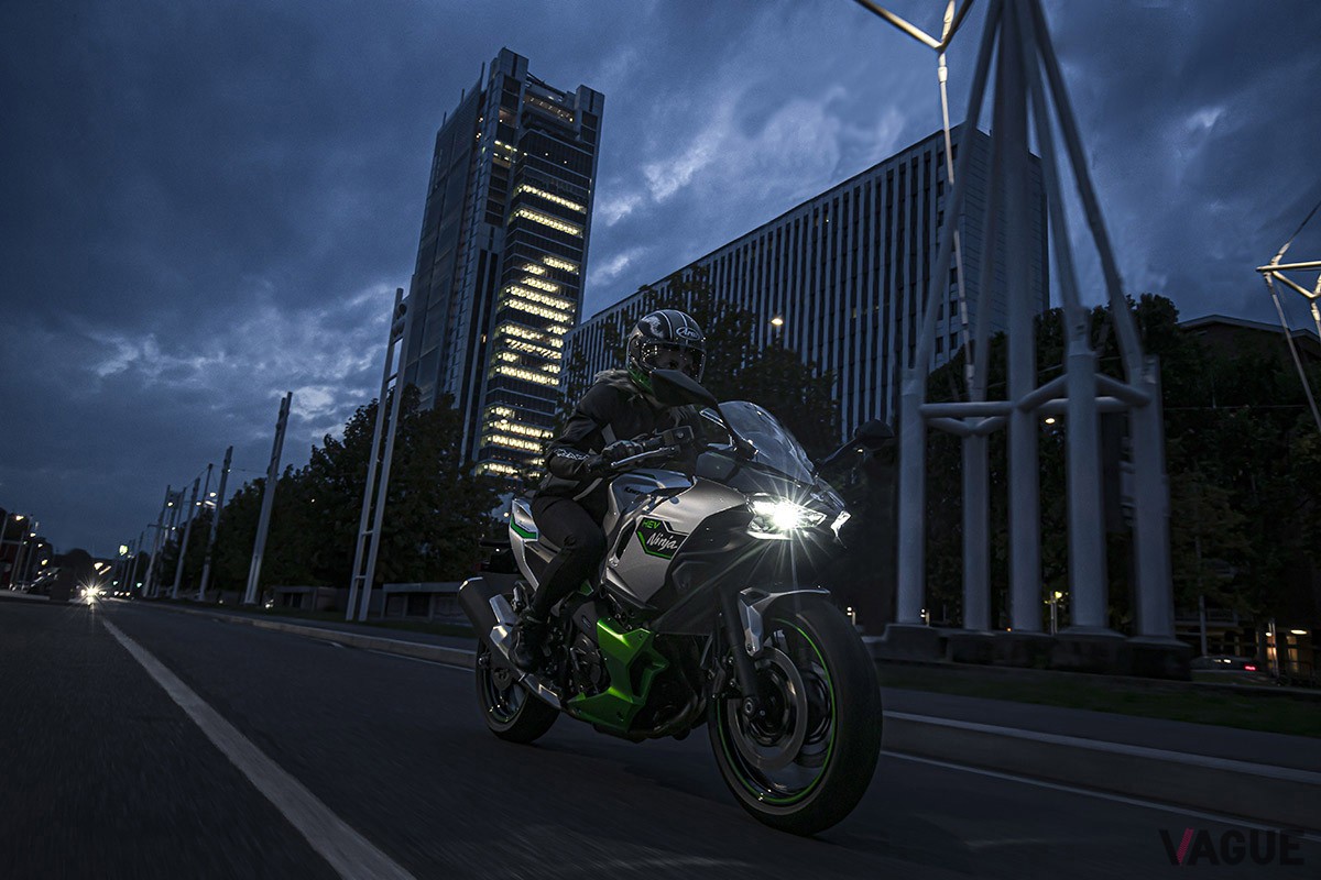 カワサキ「Ninja 7 ハイブリッド」はエンジン車とEVの長所を併せ持ち、あらゆるシーンでかつてない走行体験を楽しめる画期的なバイク