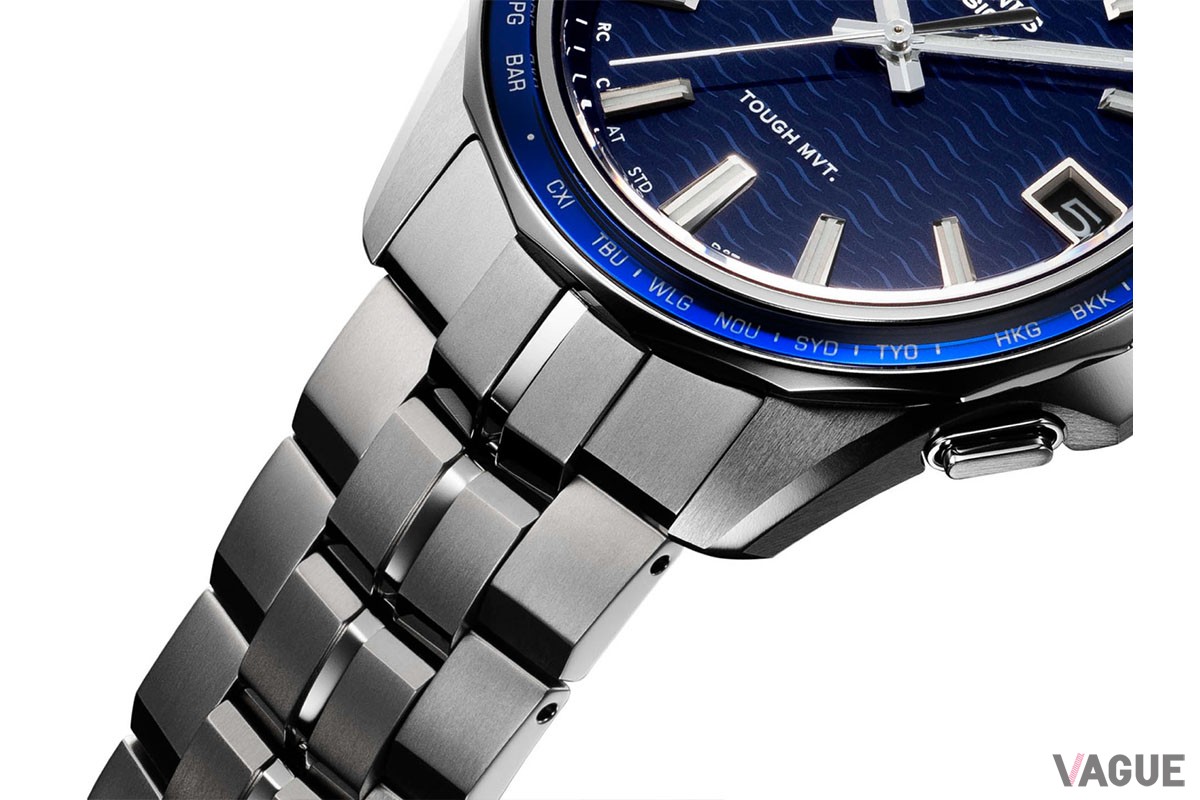 チタン素材を採用したケースとブレスレットが優美なシルエットを描きます（写真はブルー系の「OCW-S400-2A」）