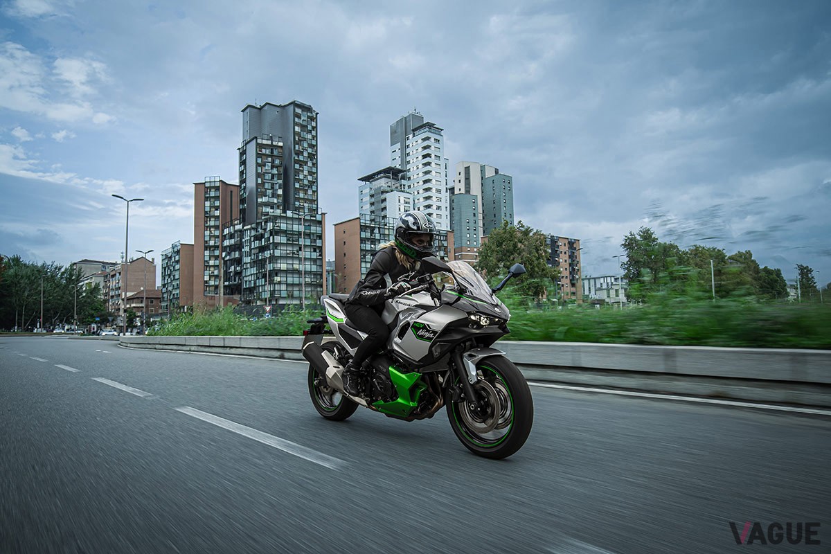 カワサキ「Ninja 7 ハイブリッド」はエンジン車とEVの長所を併せ持ち、あらゆるシーンでかつてない走行体験を楽しめる画期的なバイク
