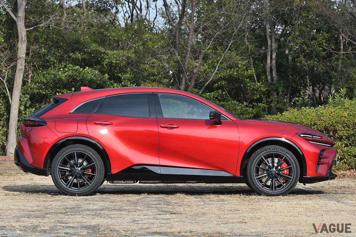 トヨタ「クラウン・スポーツ」のPHEV仕様「RS」グレードは、圧倒的な加速を味わえるスポーティモデル