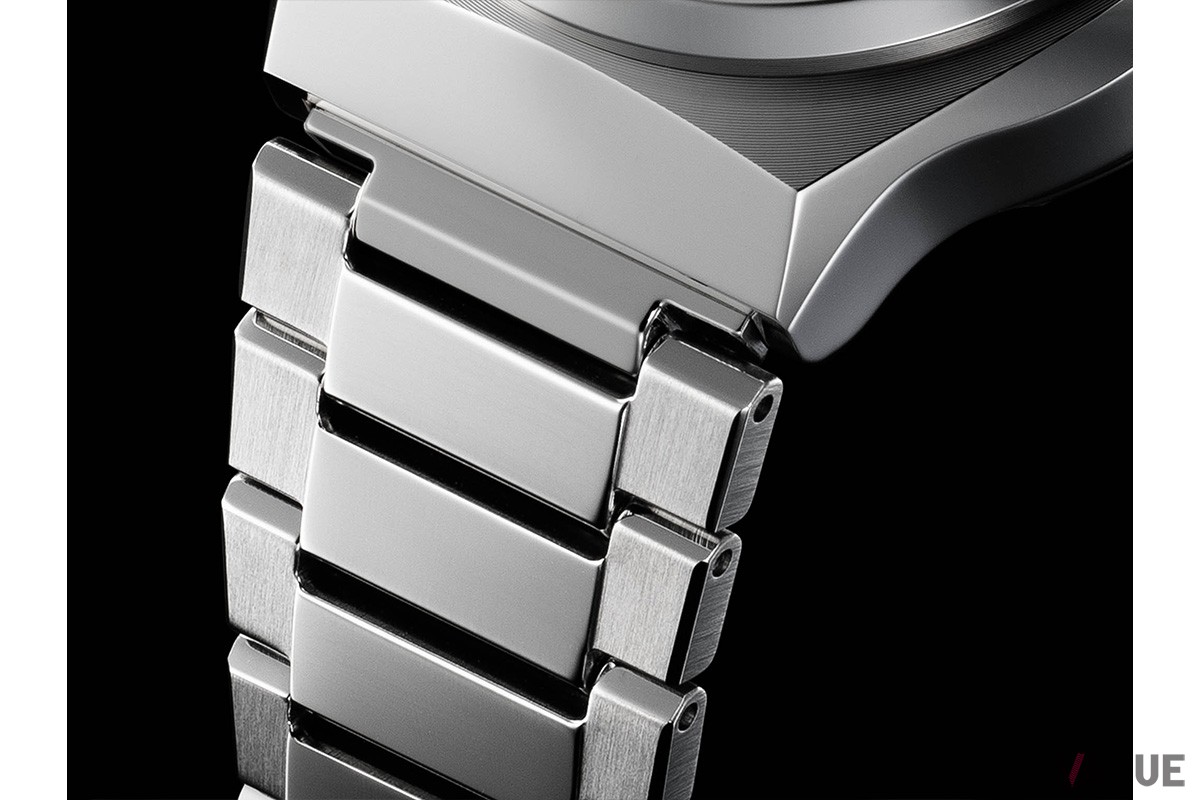 ブレスレットは中央のコマを輝く鏡面に、左右のコマをマットなヘアラインに仕上げています