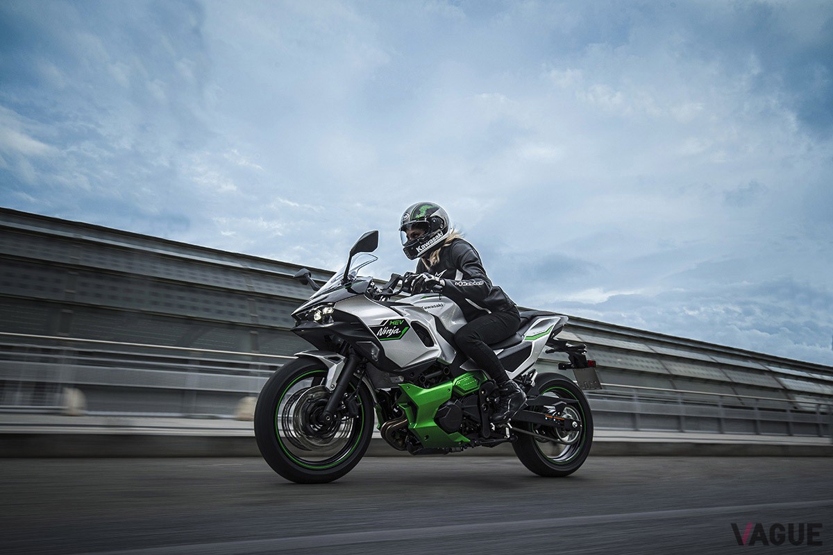 カワサキ「Ninja 7 ハイブリッド」はエンジン車とEVの長所を併せ持ち、あらゆるシーンでかつてない走行体験を楽しめる画期的なバイク