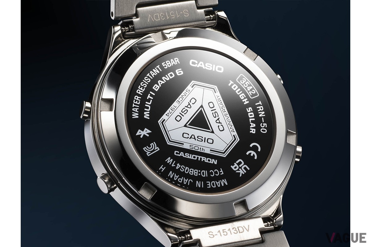 ケースの裏蓋には、初代モデルと同様のモチーフをあしらっています（写真はプロトタイプ）