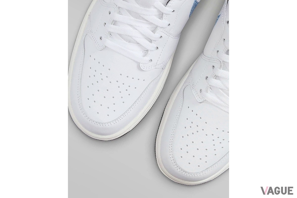 「エア ジョーダン 1 MID」の新色は、ホワイト、ブラウン、ブラックをバランスよく配置し、スウッシュとウイングロゴをライトブルーの刺しゅうで表現
