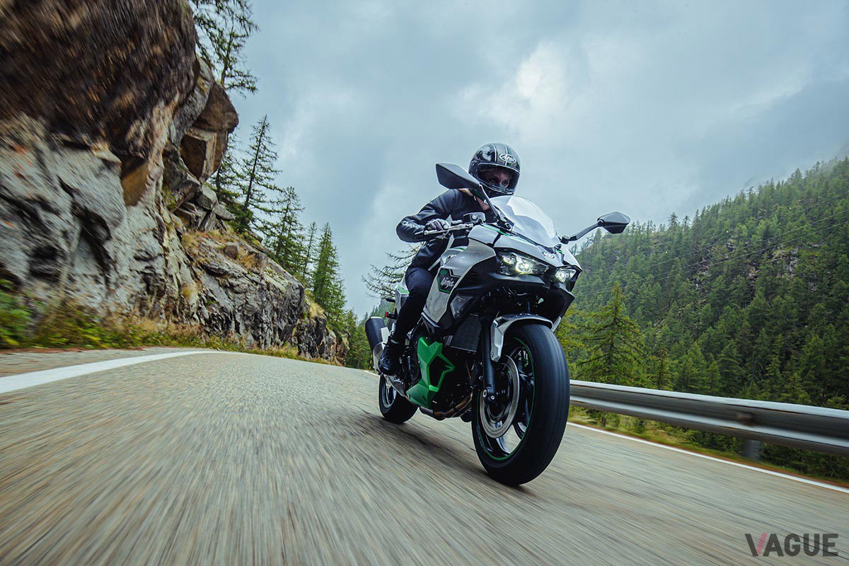 カワサキ「Ninja 7 ハイブリッド」はエンジン車とEVの長所を併せ持ち、あらゆるシーンでかつてない走行体験を楽しめる画期的なバイク