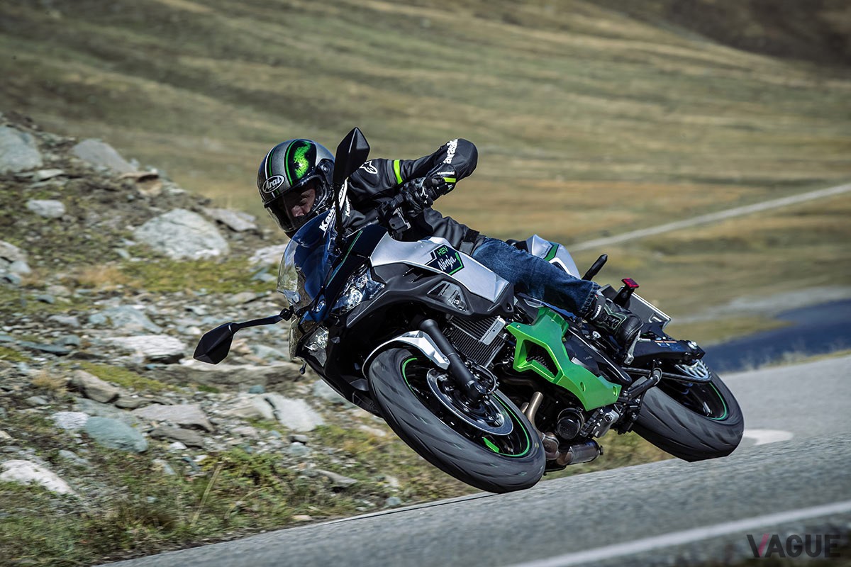 カワサキ「Ninja 7 ハイブリッド」はエンジン車とEVの長所を併せ持ち、あらゆるシーンでかつてない走行体験を楽しめる画期的なバイク