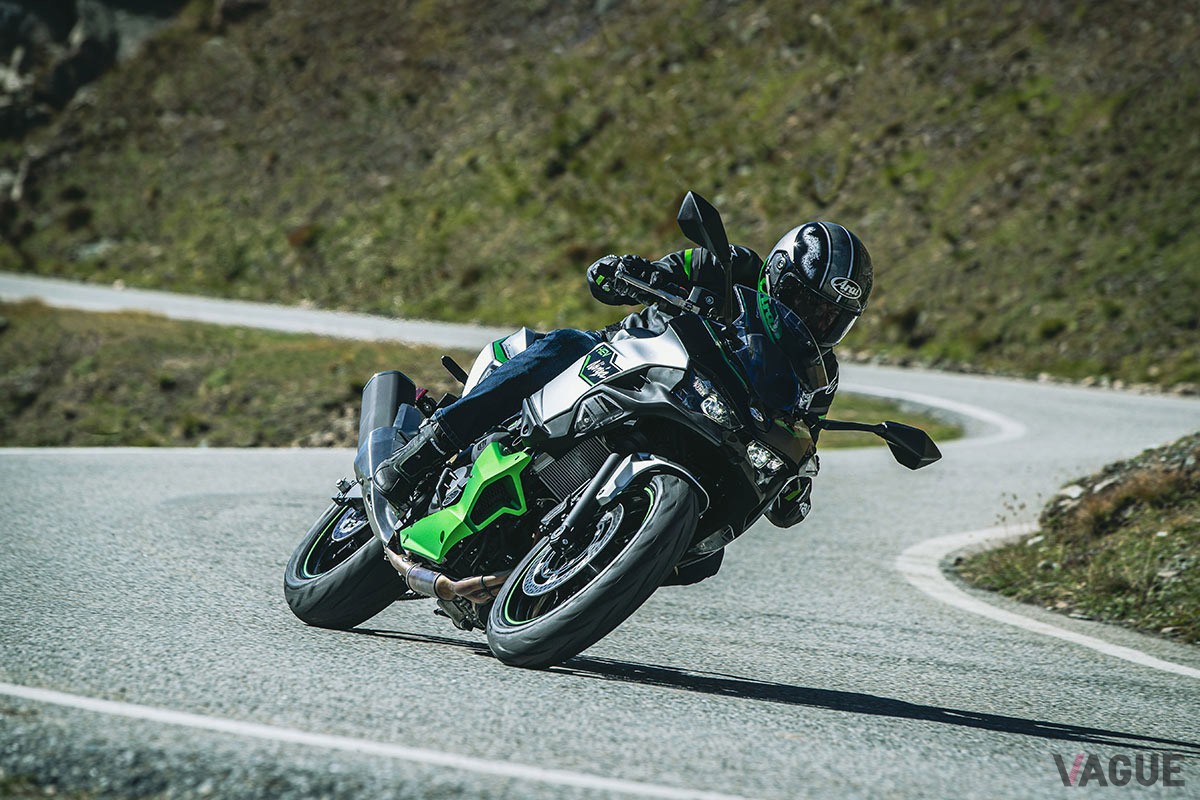 カワサキ「Ninja 7 ハイブリッド」はエンジン車とEVの長所を併せ持ち、あらゆるシーンでかつてない走行体験を楽しめる画期的なバイク