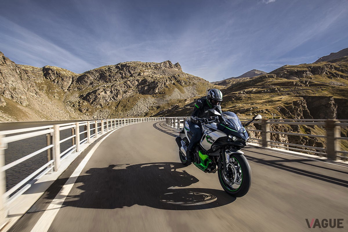 カワサキ「Ninja 7 ハイブリッド」はエンジン車とEVの長所を併せ持ち、あらゆるシーンでかつてない走行体験を楽しめる画期的なバイク