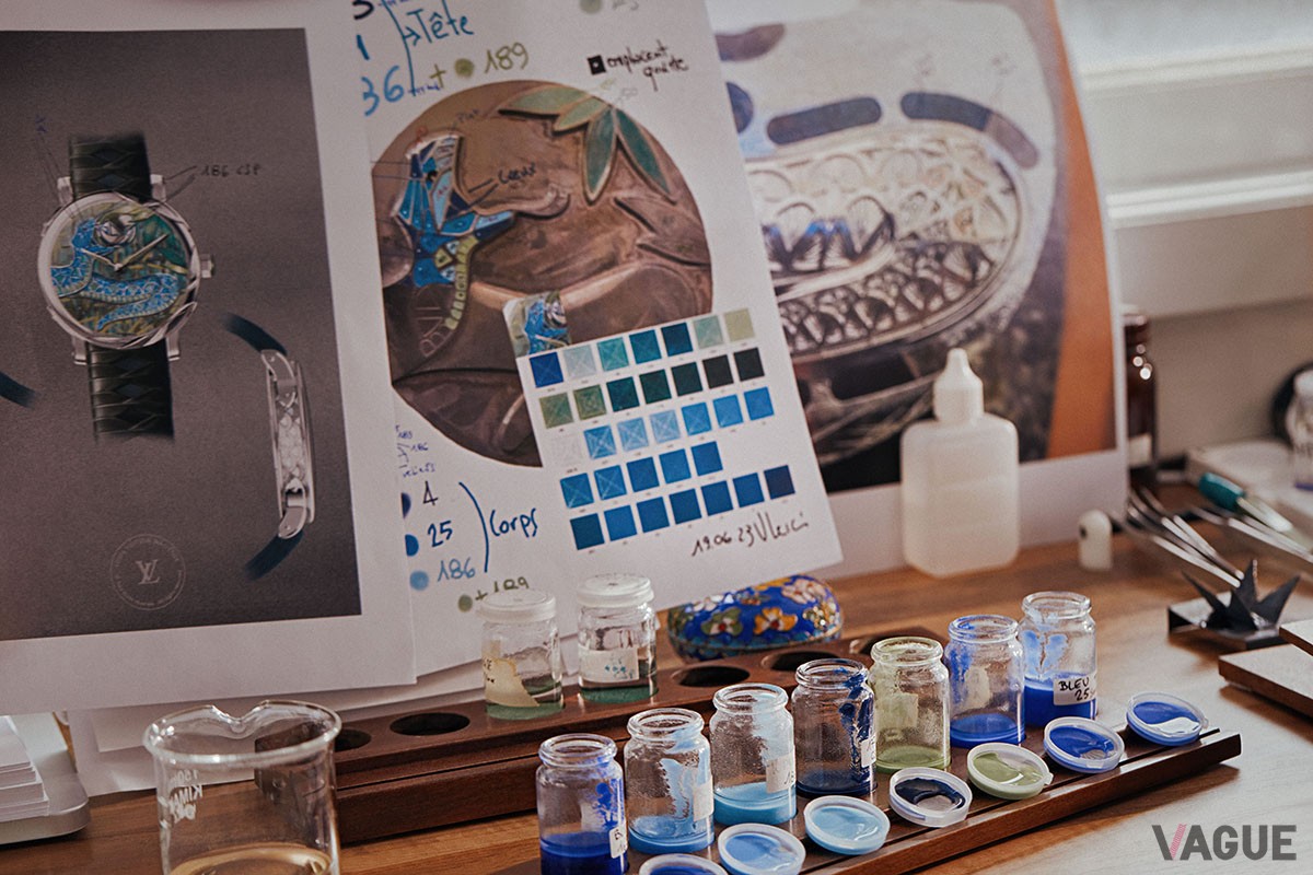 蛇の表現にはマイクロ彫刻、エングレービング、シャンルベエナメルと、それぞれ非常に難しい技法を組み合わせる