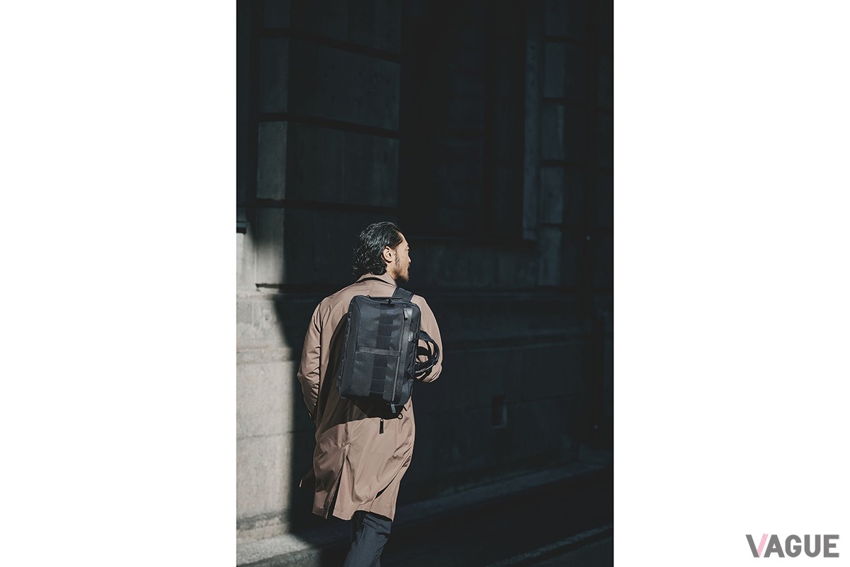 スマホの操作が多い現代ではやはり背負いたくなる。