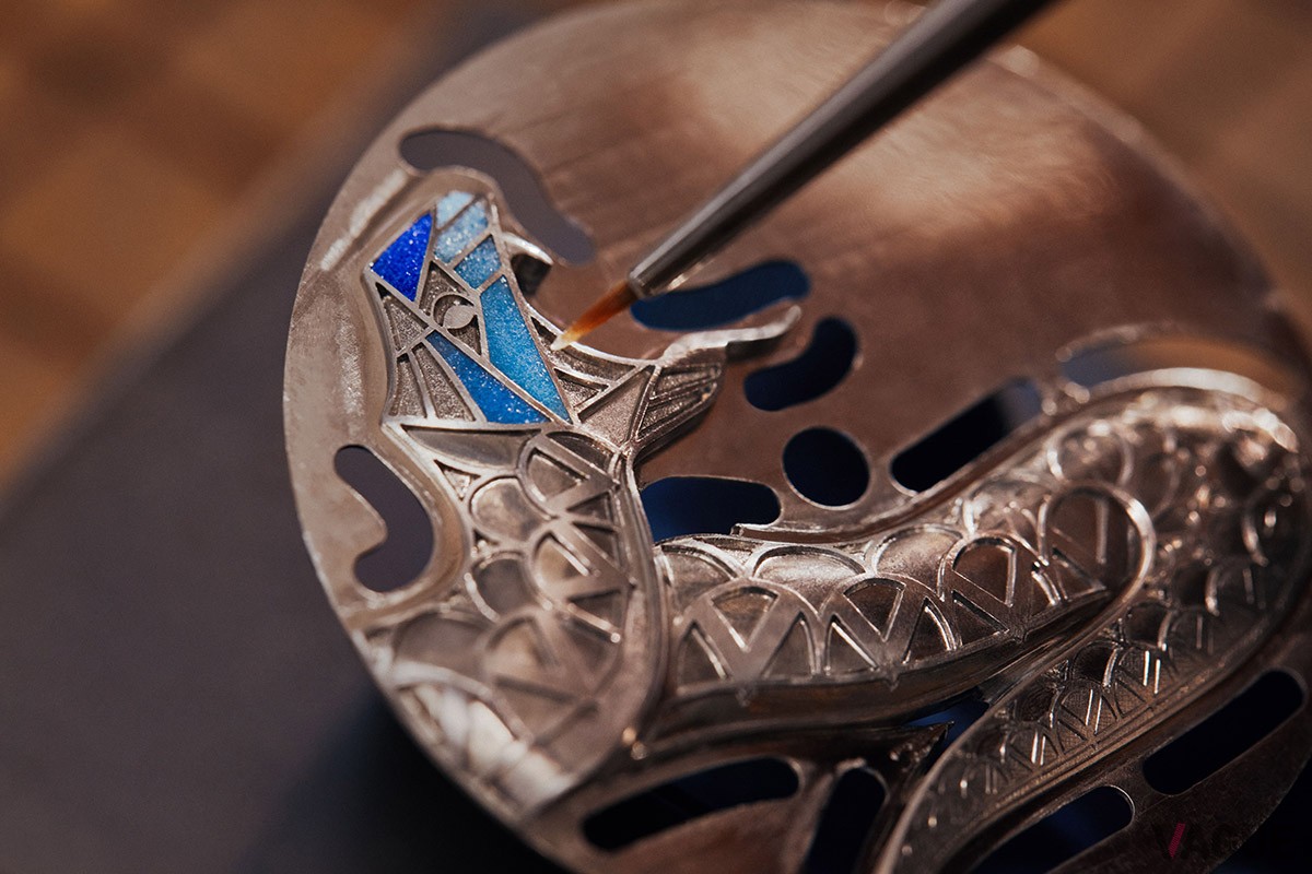 蛇の表現にはマイクロ彫刻、エングレービング、シャンルベエナメルと、それぞれ非常に難しい技法を組み合わせる