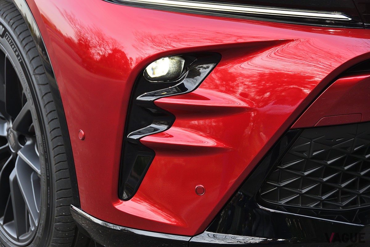 トヨタ「クラウン・スポーツ」のPHEV仕様「RS」グレードは、圧倒的な加速を味わえるスポーティモデル