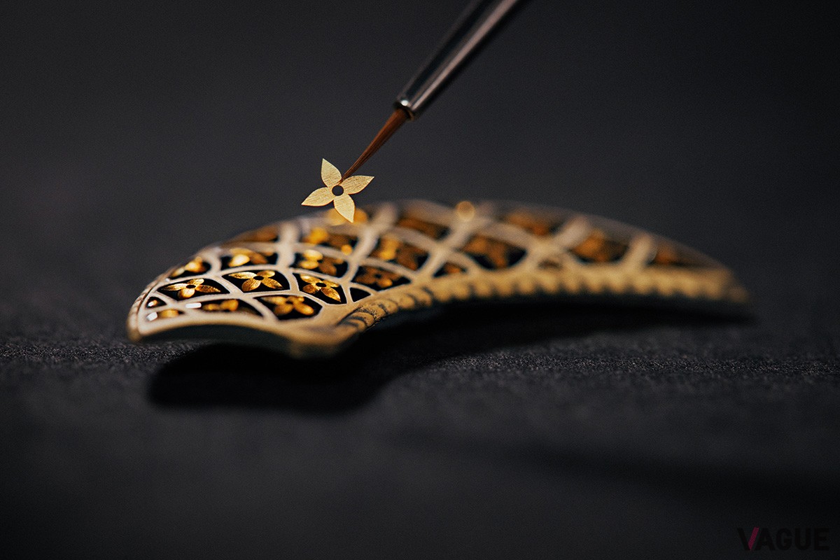 極小の金属箔モチーフをエナメルの間に挟み込むパイヨンエナメルは、ウォッチメイキングにおける最も繊細な装飾技法のひとつ