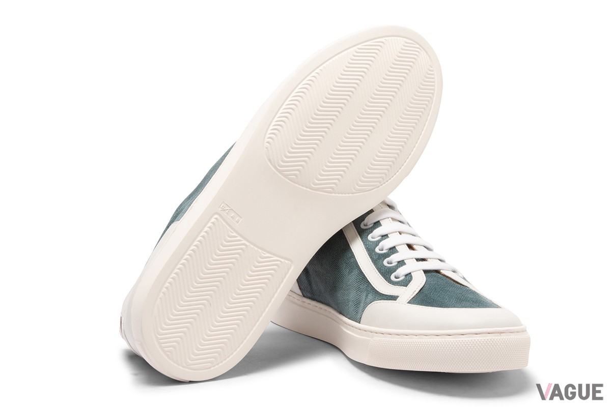「Men’s Canvas Suede Calf Sneakers」グリーンブルー。スエードだがキャンバス風の質感に仕上げられスニーカーとは好相性。