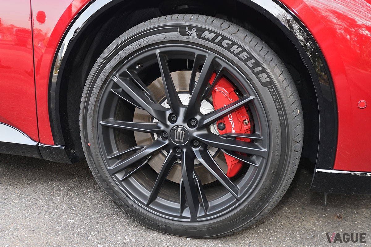 トヨタ「クラウン・スポーツ」のPHEV仕様「RS」グレードは、圧倒的な加速を味わえるスポーティモデル