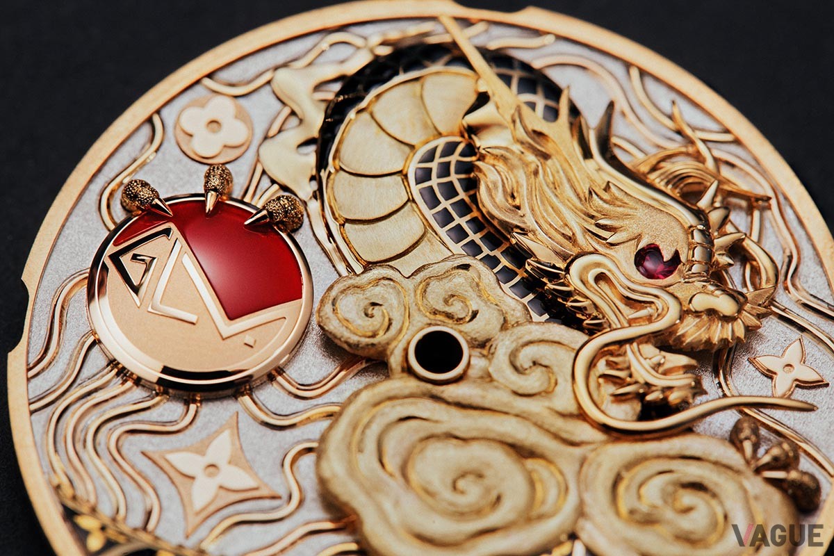 ポリッシュ仕上げとマット仕上げを使い分けて躍動感いっぱいに表現された龍と雲。周囲には散りばめたフラワーモノグラムもチャーミング