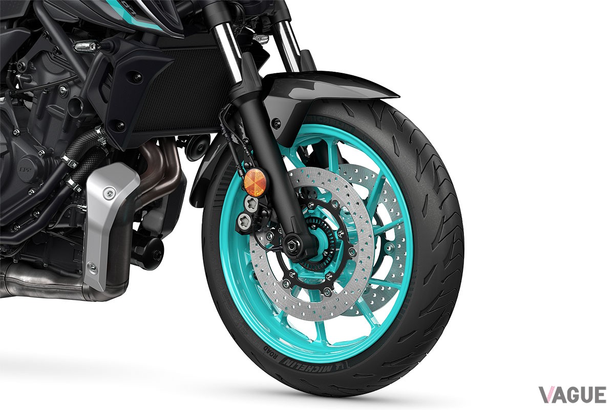 ヤマハのロードスポーツバイク「MT-07 ABS」の2024年モデルは、刷新されたカラーラインナップと利便性の高い新装備が魅力的