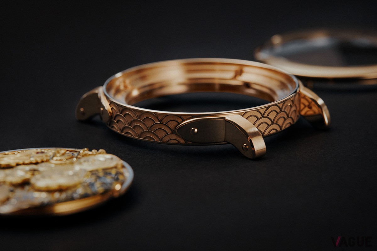 側面に添えた青海波のエングレーヴと手作業で磨き上げられたラグのディテールがエキゾチックな印象をプラス