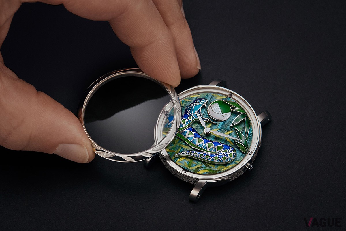 「スネークス ジャングル」ではベゼルに繊細な表現で竹の葉模様の装飾を刻む