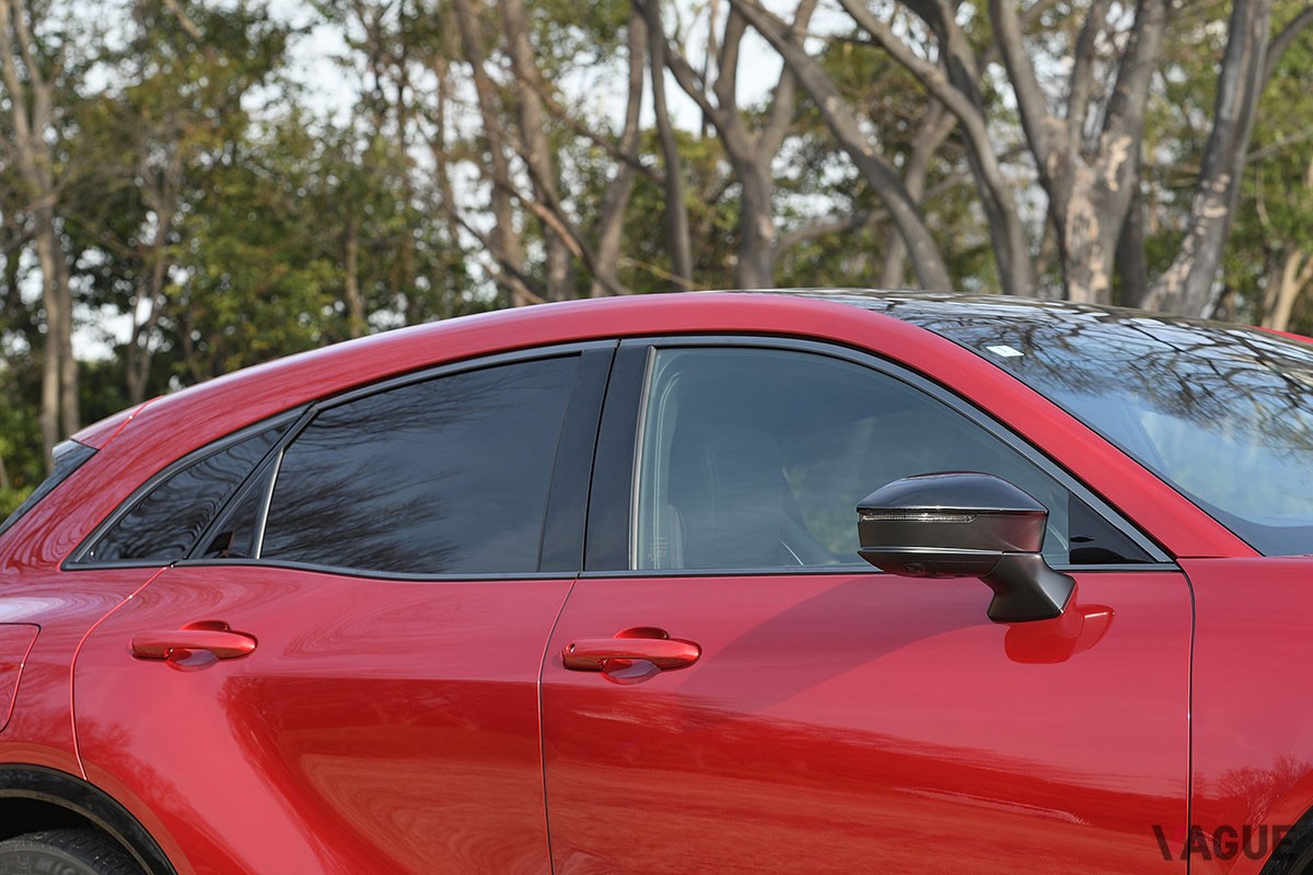 トヨタ「クラウン・スポーツ」のPHEV仕様「RS」グレードは、圧倒的な加速を味わえるスポーティモデル