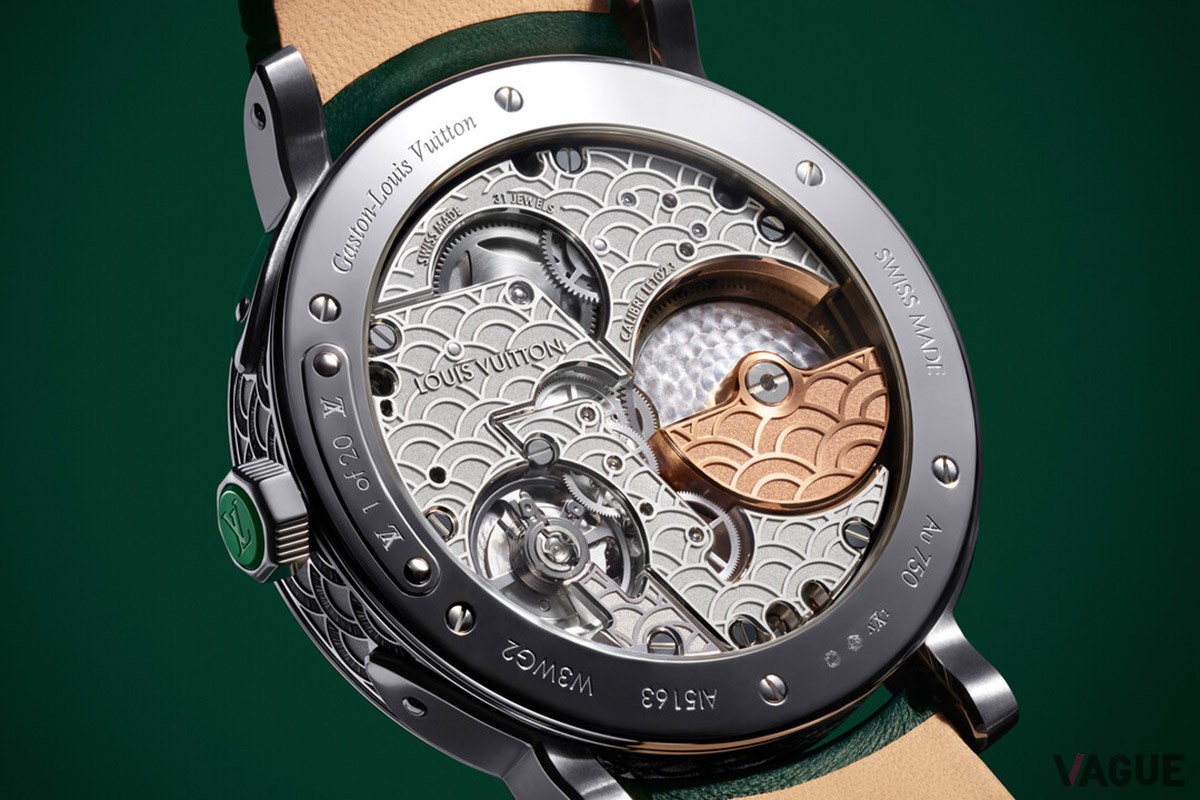 自動巻キャリバー LFT023 もこのモデルのためのオリジナル。マイクロローターは22Kローズゴールド製、全面に青海波のパターンを刻む