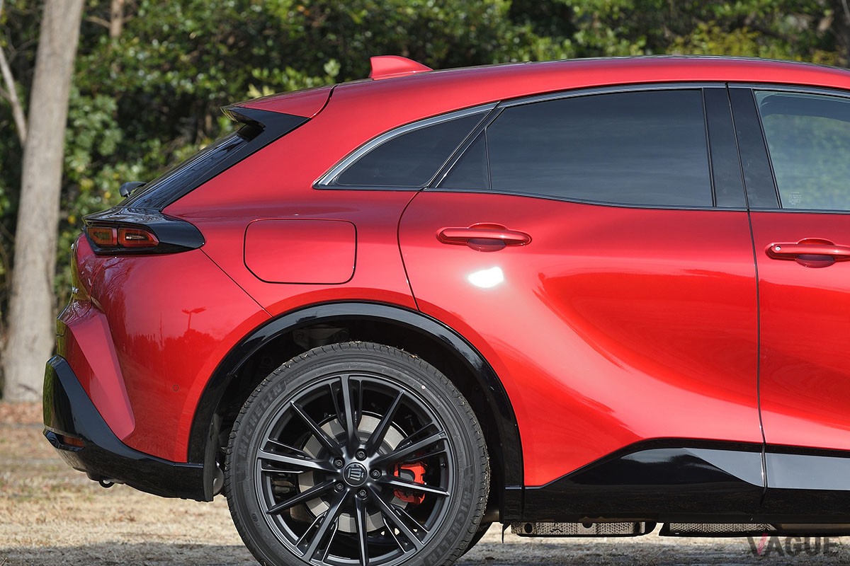 トヨタ「クラウン・スポーツ」のPHEV仕様「RS」グレードは、圧倒的な加速を味わえるスポーティモデル