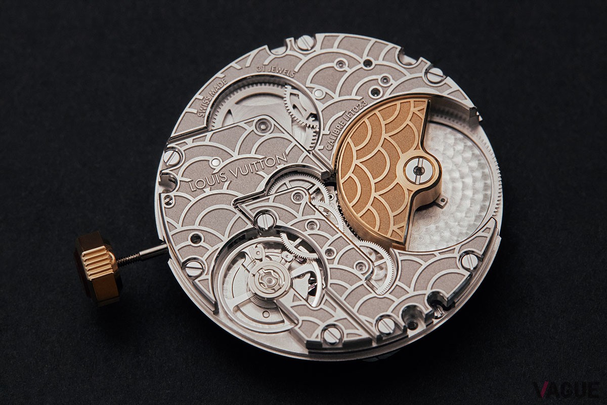 自動巻キャリバー LFT023 もこのモデルのためのオリジナル。マイクロローターは22Kローズゴールド製、全面に青海波のパターンを刻む