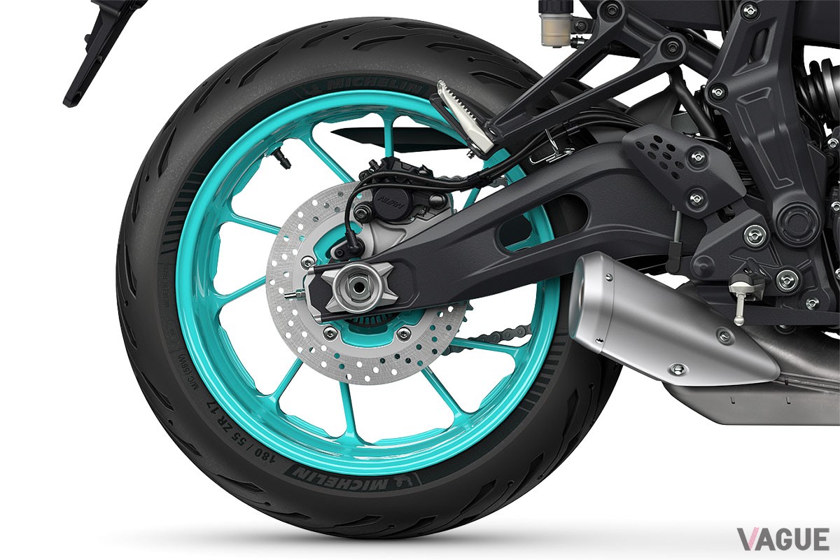 ヤマハのロードスポーツバイク「MT-07 ABS」の2024年モデルは、刷新されたカラーラインナップと利便性の高い新装備が魅力的