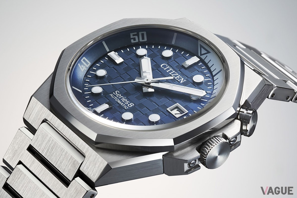 ヘアライン仕上げとミラー仕上げを使い分けることで立体感を強調した八角形ベゼル、エッジのきいたケースのフォルムも印象的