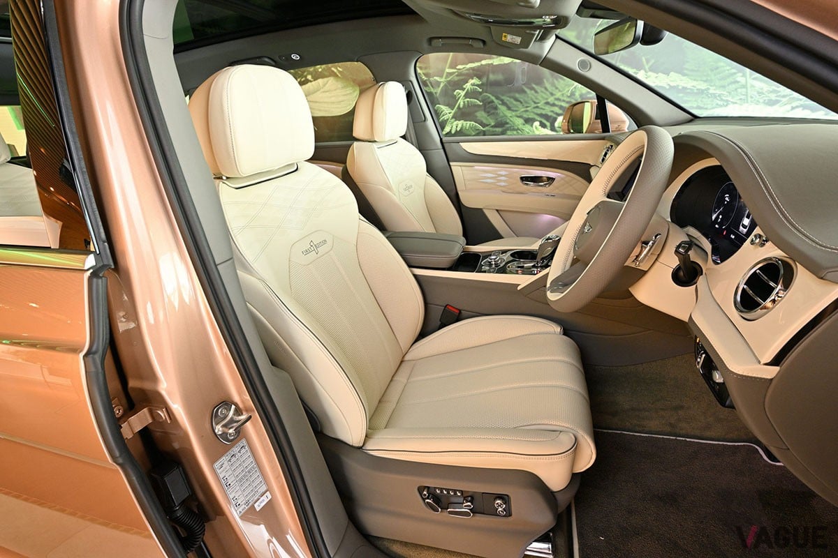 ベントレー新型「ベンテイガEWB」のインテリア