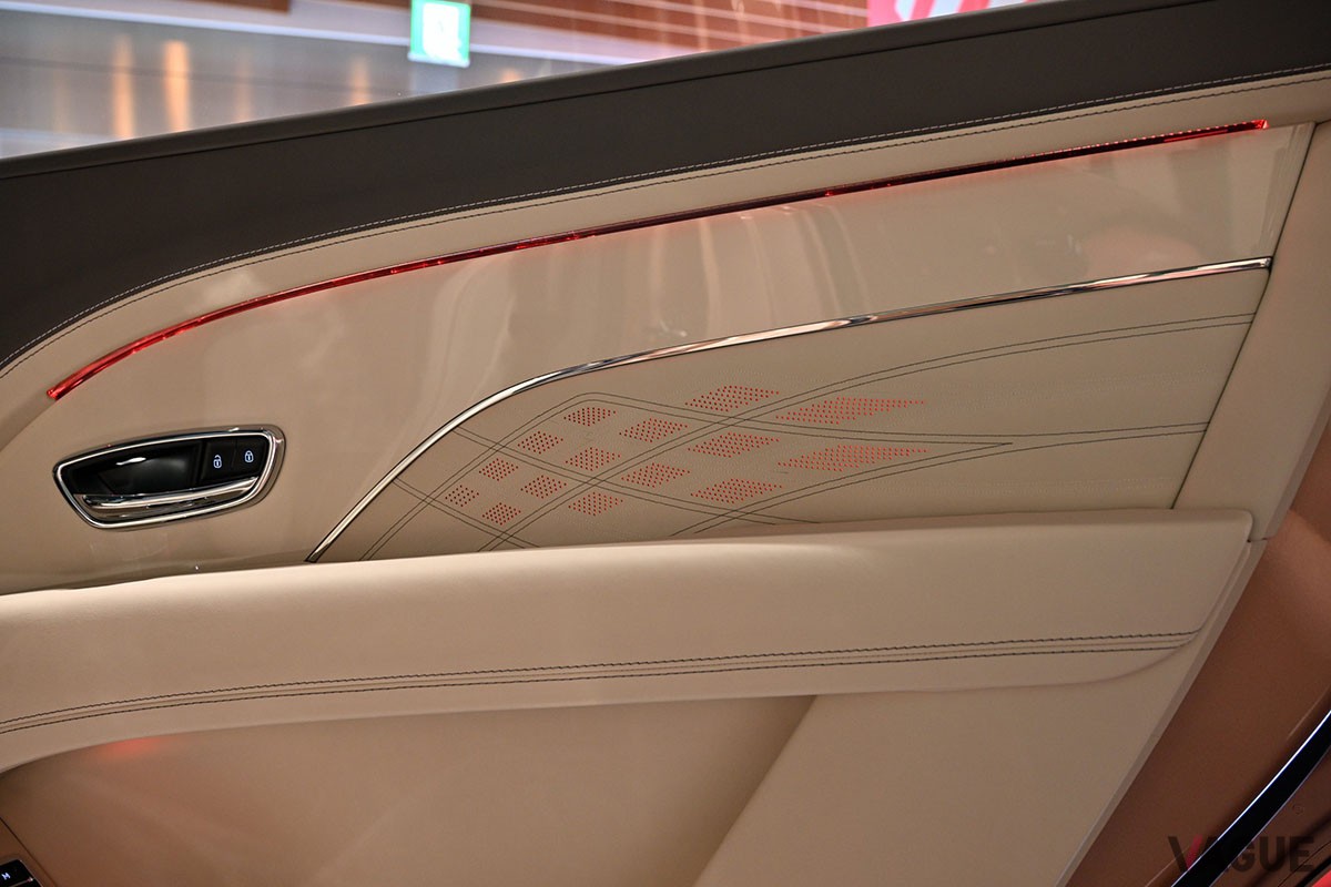 ベントレー新型「ベンテイガEWB」のインテリア