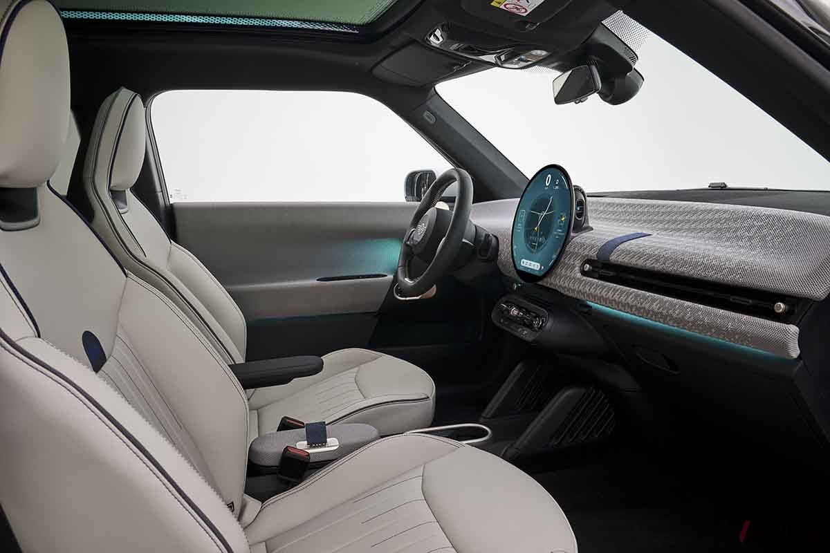 新型「ミニ・クーパー3ドア」のインテリア
