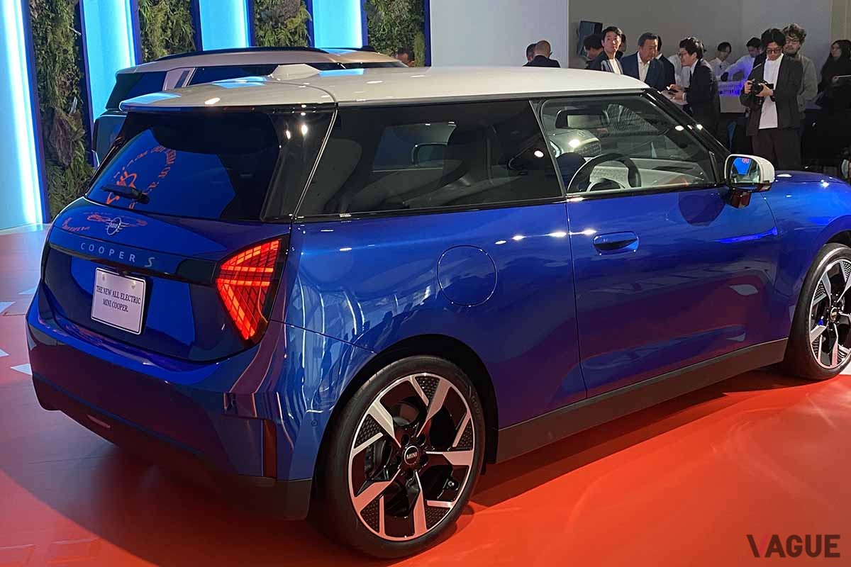 新型「ミニ・クーパー3ドア」の発表会の様子