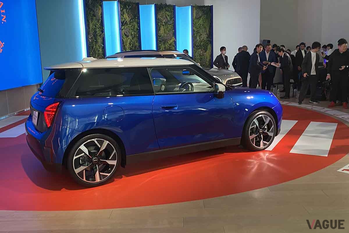 新型「ミニ・クーパー3ドア」の発表会の様子