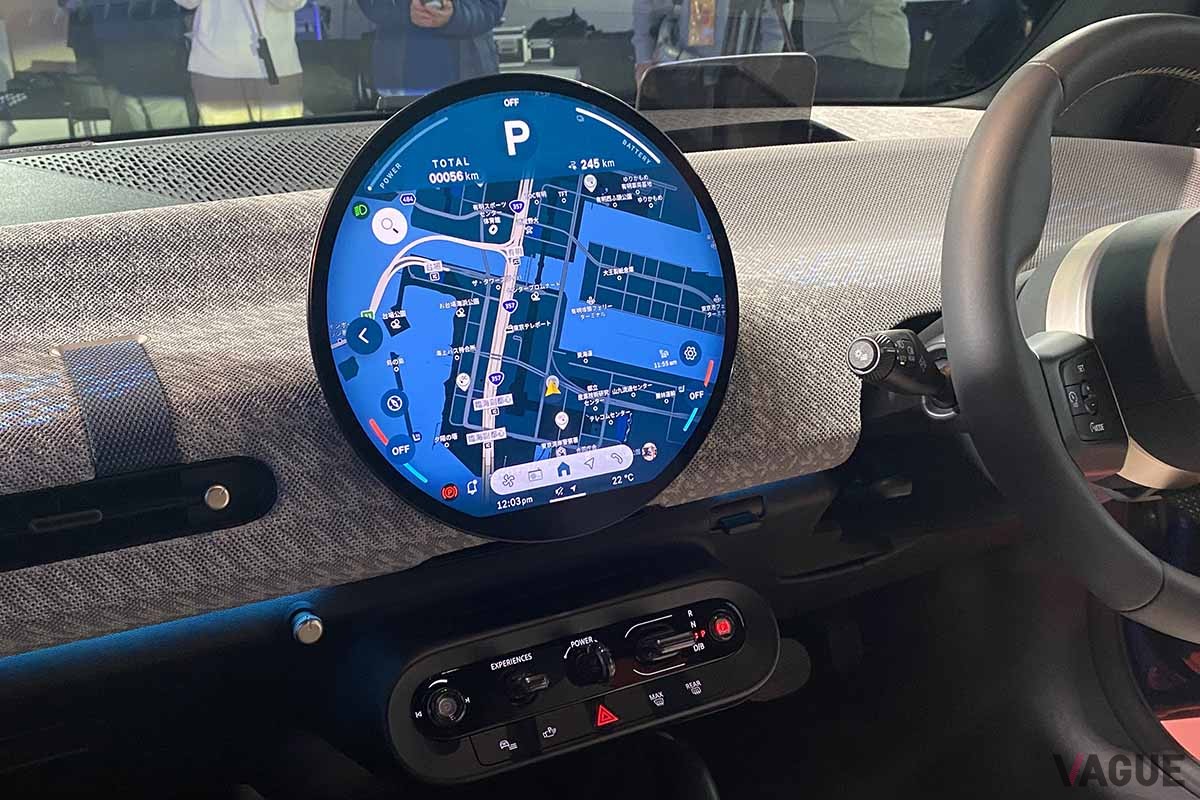 新型「ミニ・クーパー3ドア」の発表会の様子