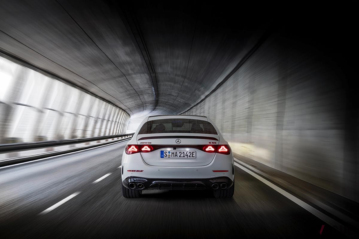 欧州で発表された新型メルセデスAMG「E53ハイブリッド4MATIC＋」セダン
