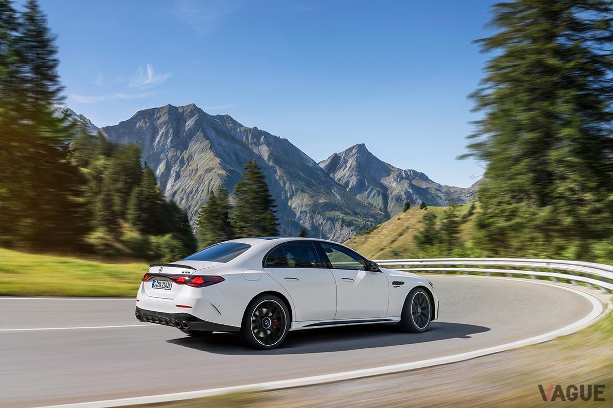 欧州で発表された新型メルセデスAMG「E53ハイブリッド4MATIC＋」セダン