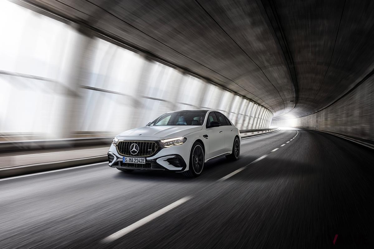 欧州で発表された新型メルセデスAMG「E53ハイブリッド4MATIC＋」セダン