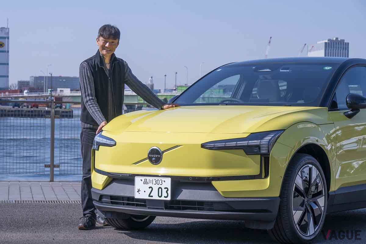 ボルボ新型「EX30」とレポーターの岡本幸一郎氏