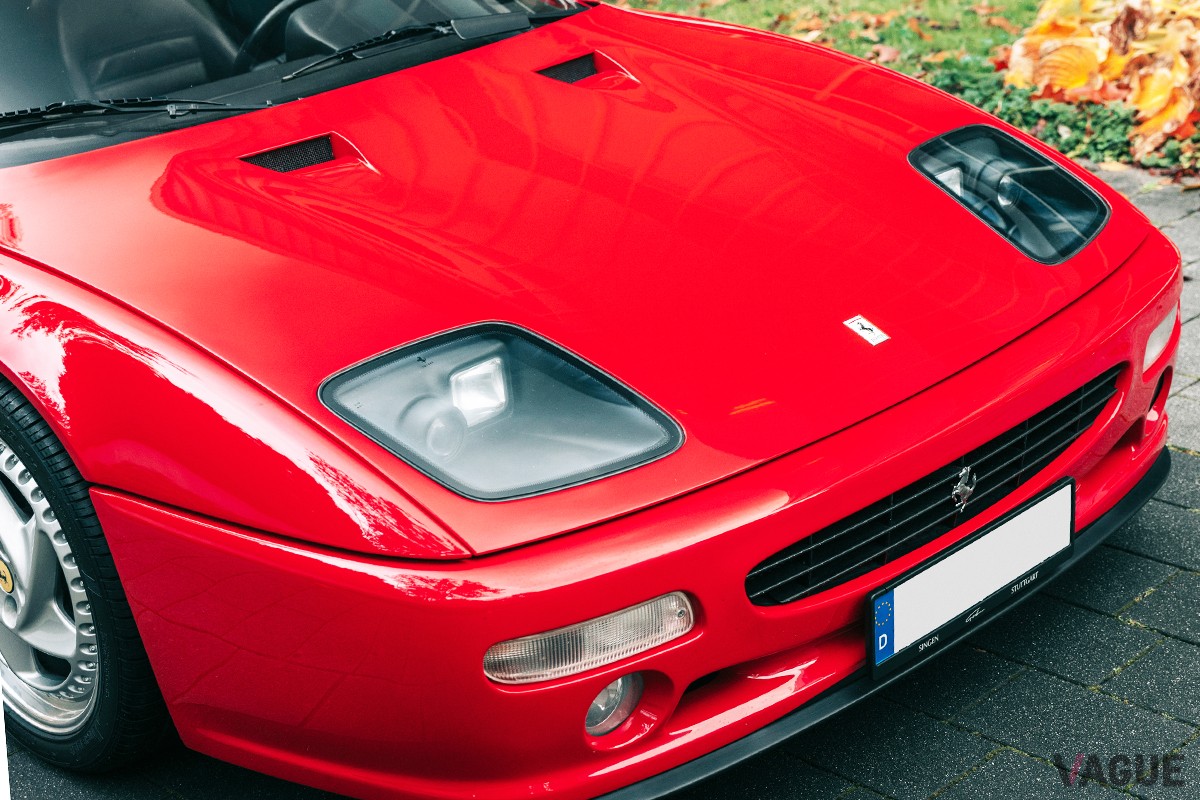 V12気筒エンジンをリアミッドに搭載したスーパーカー、フェラーリ「F512M」。世界で501台が販売されたという