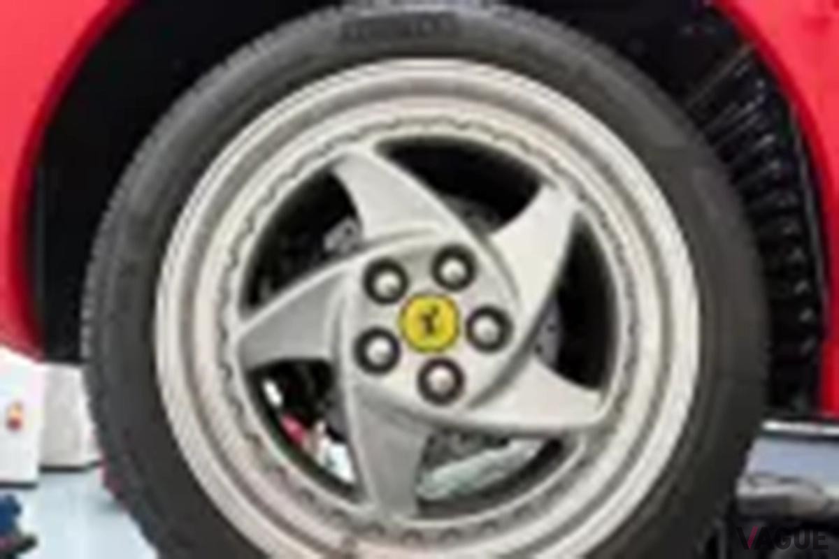 米国オークションに登場した1995年式フェラーリ「F512M」。左ハンドルだが希少な日本仕様モデルだ