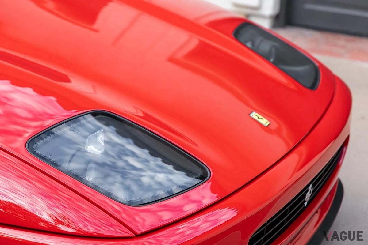 米国オークションに登場した1995年式フェラーリ「F512M」。左ハンドルだが希少な日本仕様モデルだ