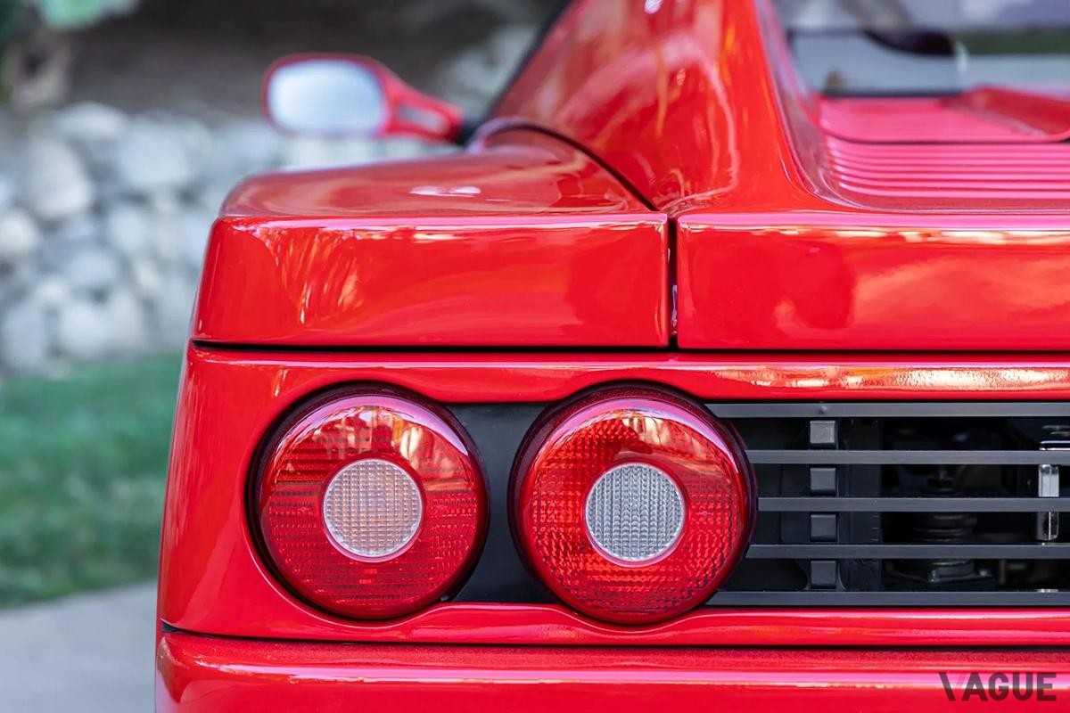 米国オークションに登場した1995年式フェラーリ「F512M」。左ハンドルだが希少な日本仕様モデルだ