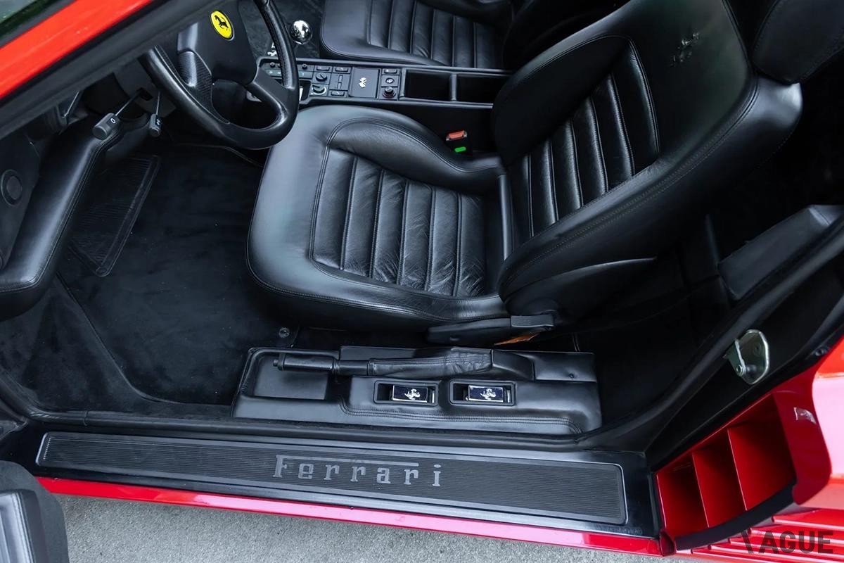 米国オークションに登場した1995年式フェラーリ「F512M」。左ハンドルだが希少な日本仕様モデルだ