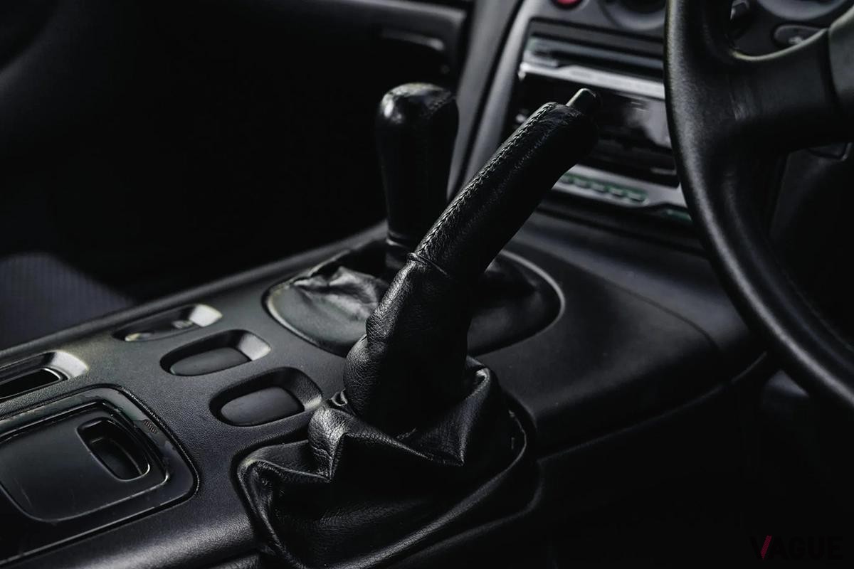 米国オークションに登場した1997年式マツダ「RX-7 タイプRS-R」のインテリア