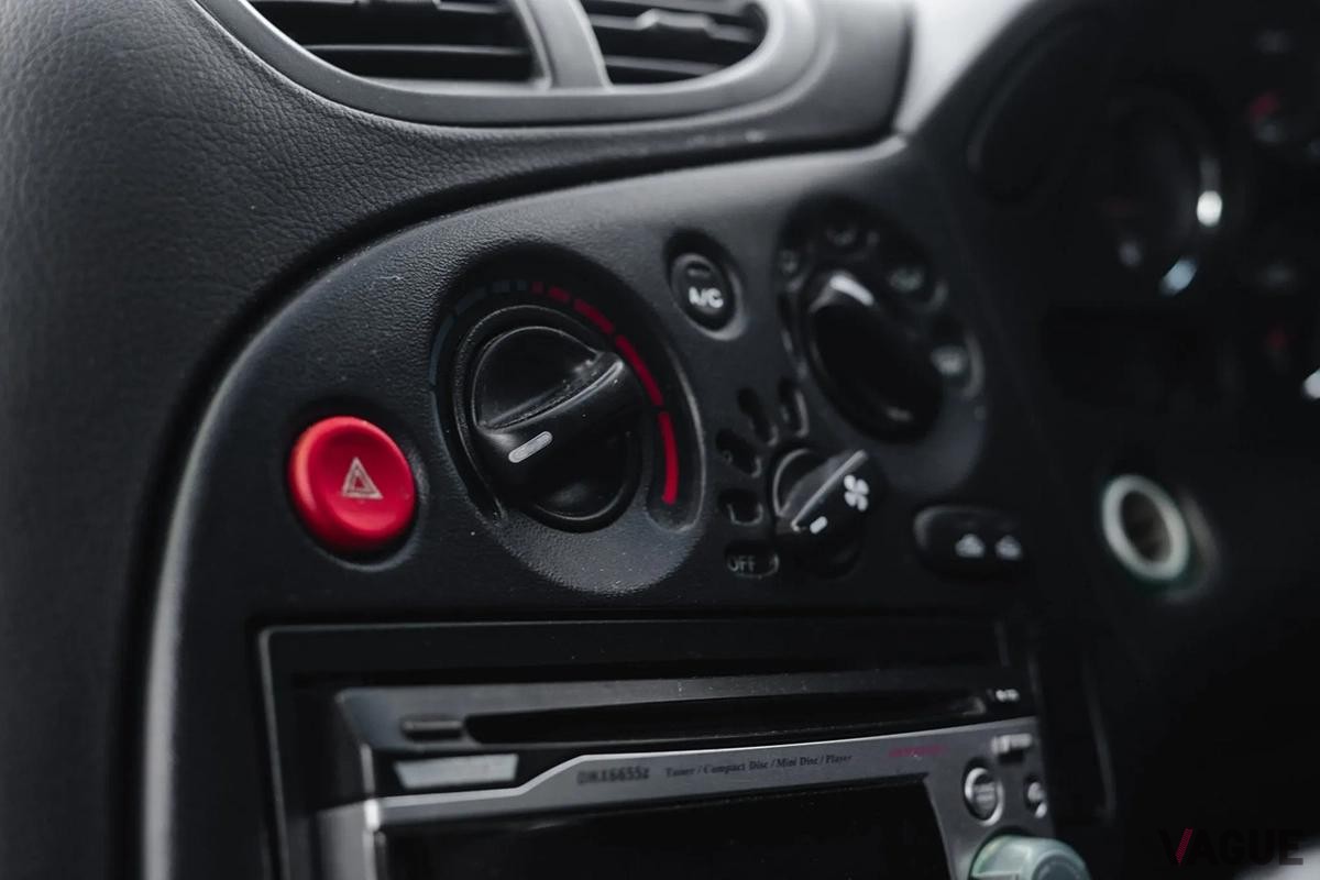 米国オークションに登場した1997年式マツダ「RX-7 タイプRS-R」のインテリア