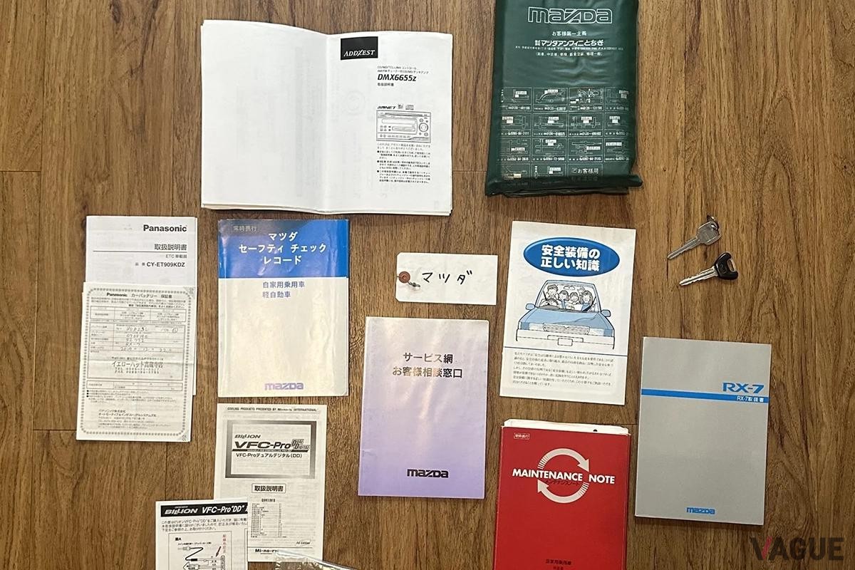 米国オークションに登場した1997年式マツダ「RX-7 タイプRS-R」のマニュアルなど
